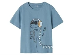 blå t-shirt fra name it med print af dinosaur med høretelefoner og noder