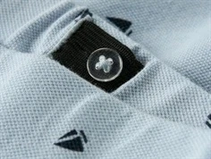 nærbillede af justerbar elastik i taljen på blå name it shorts med sejlbådsprint