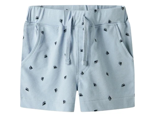 blå shorts fra name it med små mørkeblå sejlbåde og bindesnor