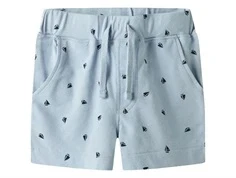 blå shorts fra name it med små mørkeblå sejlbåde og bindesnor
