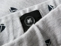 nærbillede af justerbar elastik i taljen på name it shorts med sejlbådsprint