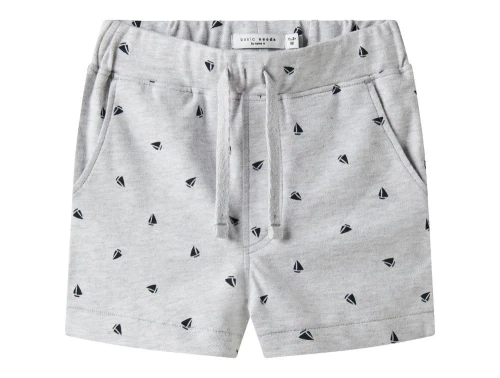 lysegrå shorts fra name it med små mørkeblå sejlbåde og bindesnor
