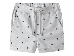 lysegrå shorts fra name it med små mørkeblå sejlbåde og bindesnor