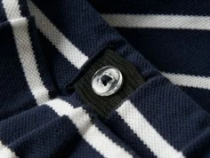 nærbillede af justerbar elastik i mørkeblå name it shorts med striber