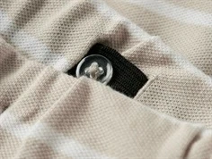 nærbillede af justerbar elastik i beige name it shorts med hvide striber