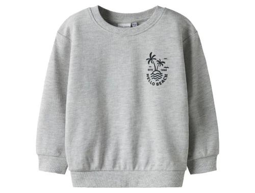 grå sweatshirt fra name it med sort hello beach print på brystet, set forfra