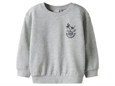 grå sweatshirt fra name it med sort hello beach print på brystet, set forfra