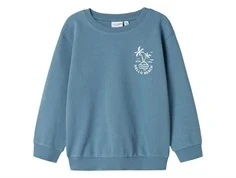 blå sweatshirt fra name it med hvidt hello beach print på brystet