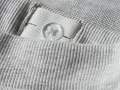 nærbillede af justerbar elastik i linning på lysegrå sweatbukser fra name it