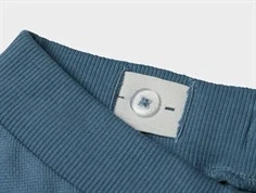 nærbillede af justerbar elastik i linning på blå sweatbukser fra name it