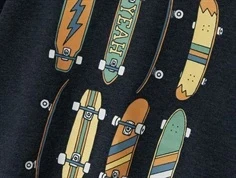 nærbillede af print med skateboards i forskellige farver på navy sweatshirt fra name it