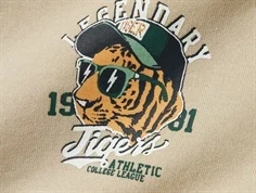 nærbillede af tigerprint og teksten legendary tigers på peyote name it sweatshirt