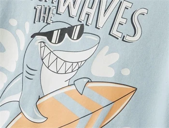 nærbillede af haj-print med bræt på lyseblå Name It t-shirt