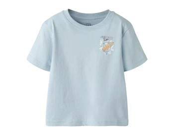 t-shirt fra Name It i lyseblå med haj og surfbræt