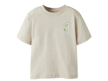 t-shirt fra Name It i beige med alligatorprint og tekst
