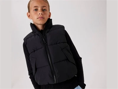 Name It sort vest med refleksdetalje på barn