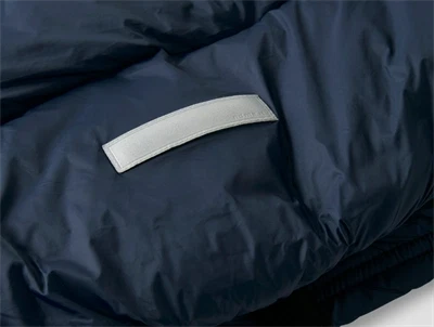 Name It blå vest med refleksdetalje closeup