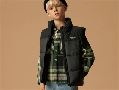 Name It sort vest med refleksdetalje på barn