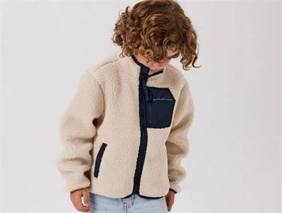 Name It beige teddyjakke med mørkeblå brystlomme på barn