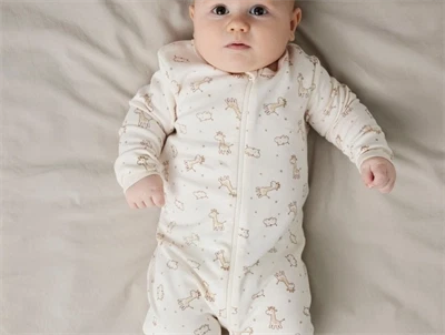 Name It natsæt 2-pak i beige nuancer med girafprint