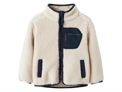 Name It sherpa jakke beige med mørkeblå brystlomme set forfra