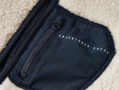 Name It sherpa jakke beige med mørkeblå brystlomme detalje