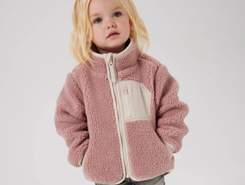 Barn iført Name It sherpa jakke i woodrose