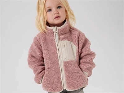 Barn iført Name It sherpa jakke i woodrose
