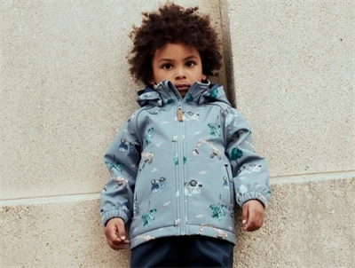 Name It softshelljakke i blå nuance med arbejdsbilprint på barn