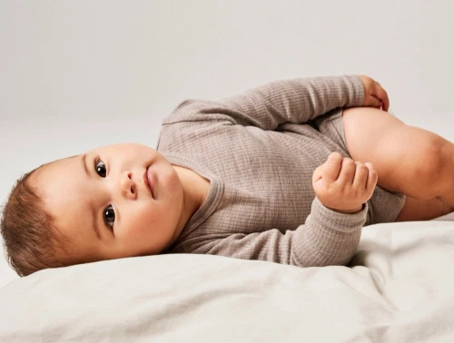 Baby klædt i Name It body i satellite i merinould
