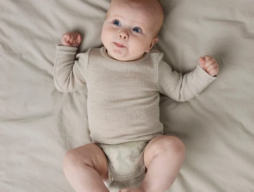 Baby iført Name It uld body i nacreous cloud