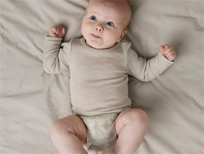 Baby iført Name It uld body i nacreous cloud