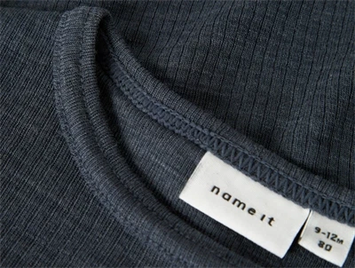 Detalje af Name It uld body i ombre blue med halsudskæring