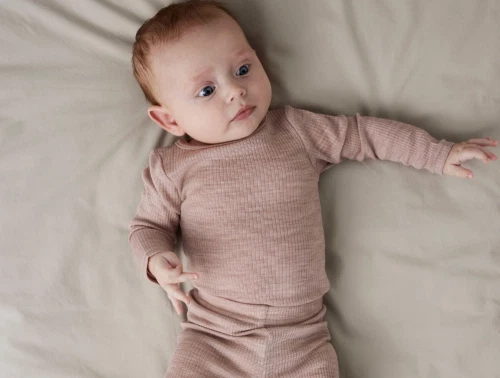 Baby iført Name It uld body i shadow gray