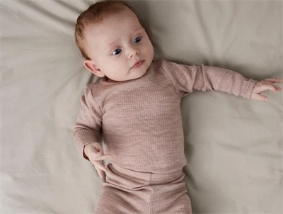 Baby iført Name It uld body i shadow gray