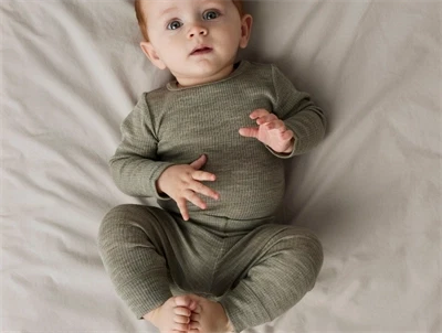 Name It leggings i dried sage merinould med ribmønster på baby