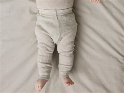 Name It leggings i nacreous cloud merinould med ribmønster på baby