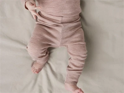 Name It leggings i shadow gray merinould med ribmønster på baby