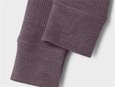 Name It leggings i sparrow mørk lilla nuance i merinould ribmønster detalje