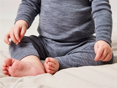 Baby klædt i Baby i Name It leggings i folkstone gray i merinould