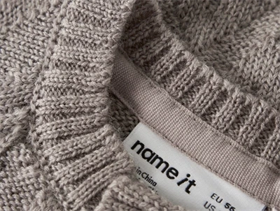 Name It cardigan i gråbrun nuance med kabelstrik