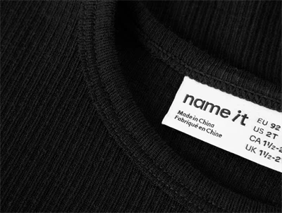 Detalje af Name It uld bluse i sort med rund hals