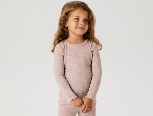 Pige iklædt Name It uld bluse i støvet rosa nuance shadow gray med ribstruktur