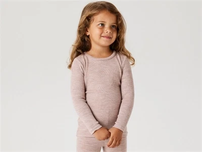 Pige iklædt Name It uld bluse i støvet rosa nuance shadow gray med ribstruktur