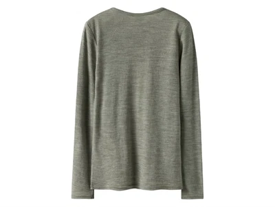 Name It t-shirt dried sage i merinould med rib mønster set bagfra