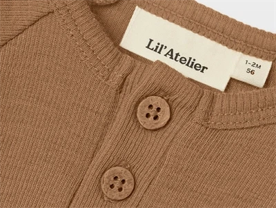 Detalje af Lil\' Atelier body i tigers eye uld