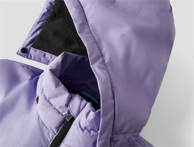 Detalje af hætte på lilla Name It skijakke