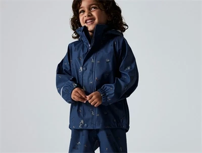 Barn iført Name It regnsæt i blå med maskinprint