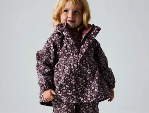 Barn iført Name It regnsæt med blomsterprint i fig farve