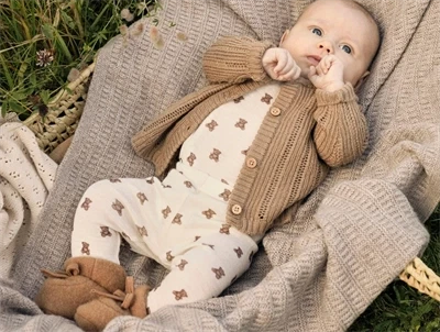 baby iklædt Lil\' Atelier wrap body i turtledove melange uld modal med bamseprint